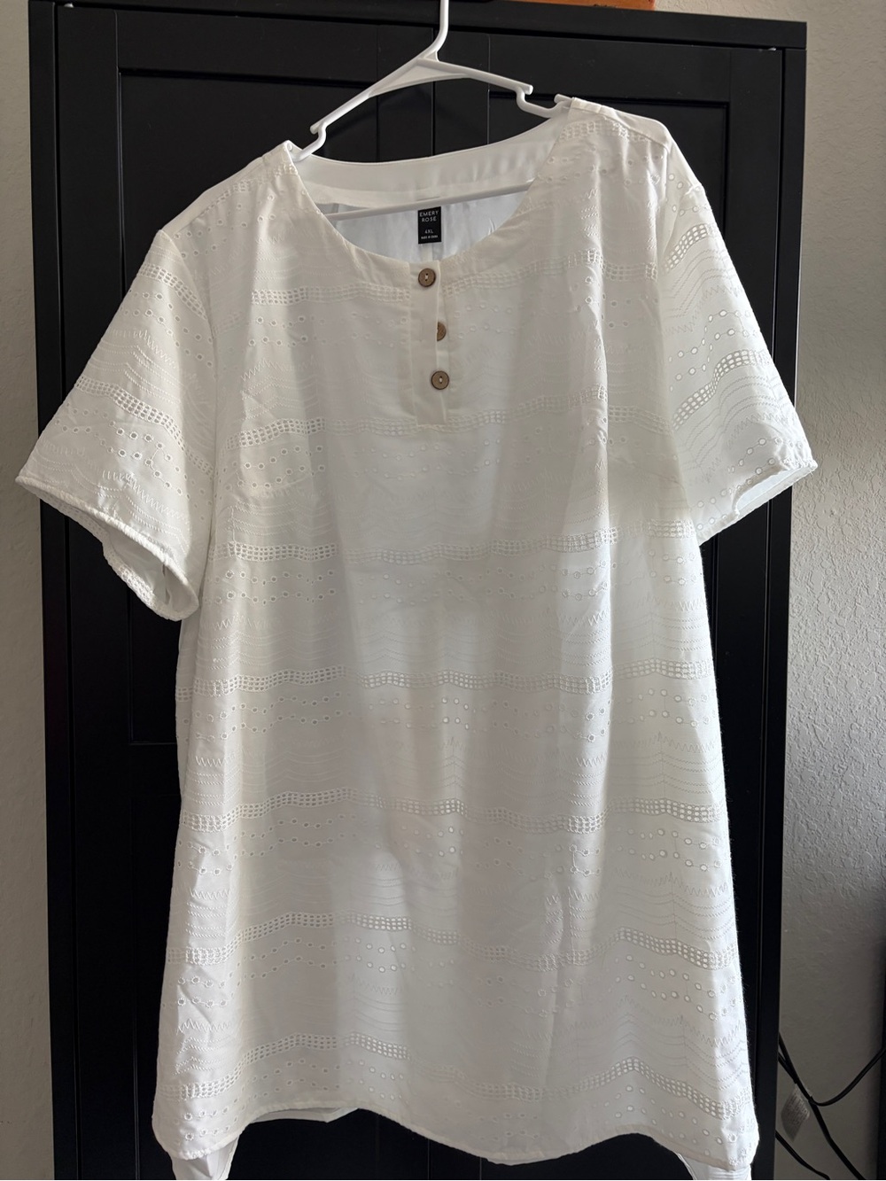 Beautiful Emery Rose white plus size white blouse
Size 4X